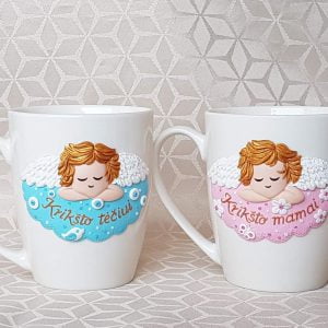 Puodelis dekoruotas modelinu “Krikšto tėveliai su angeliuku”