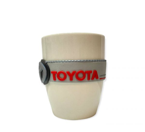 Puodelis dekoruotas modelinu “Toyota”
