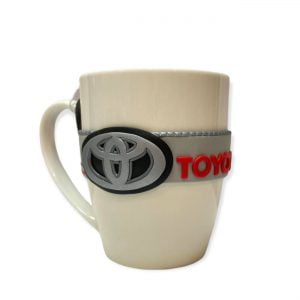 Puodelis dekoruotas modelinu “Toyota”