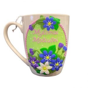 Puodelis dekoruotas modelinu “Mylimai močiutei su žibutėm”