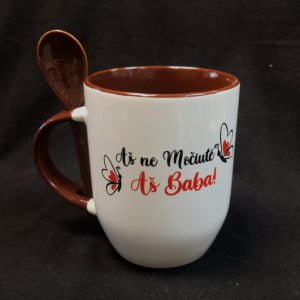 Puodelis su šaukšteliu “Aš ne močiutė, aš BABA”