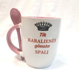 Puodelis su šaukšteliu ”Tik karalienės gimsta spalį”