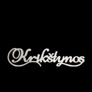 Medinis pastatomas žodis “Krikštynos”