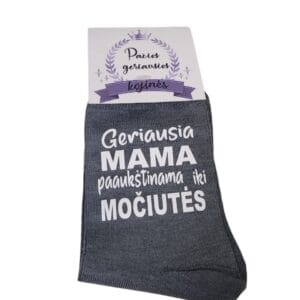 mama paaukštinama iki močiutės kojinės